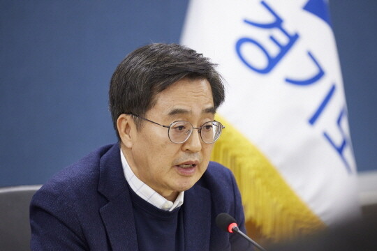 2024년 12월 4일 자정 무렵 김동연 경기도지사가 도청 서희홀에서 “비상계엄은 위헌”이라고 밝히고 있다. 사진=경기도