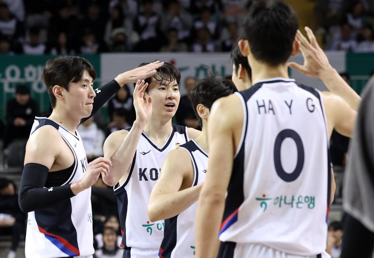 지난 1일 강원 원주DB프로미아레나에서 열린 2027 국제농구연맹(FIBA) 월드컵 아시아 예선 1라운드 B조 2차전 경기에서 대한민국 농구 국가대표팀이 난적인 중국을 상대로 2연승을 기록했다. 중국 상대 2연승은 약 12년 만이다. 사진=연합뉴스