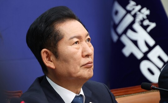 더불어민주당 정청래 대표가 11월 28일 국회에서 열린 최고위원회의에서 생각에 잠겨 있다. 사진=박은숙 기자