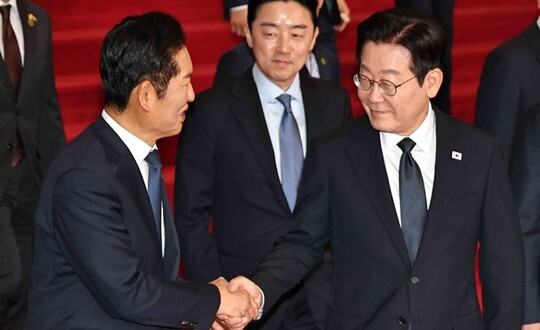 이재명 대통령이 11월 4일 열린 2026년도 예산안 및 기금운용계획안에 대한 정부의 시정연설을 마치고 국회를 나서며 정청래 더불어민주당 대표와 악수하고 있다. 사진=국회사진기자단