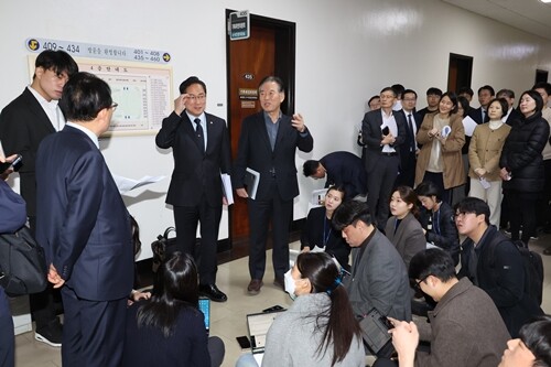 국회 기획재정위원회 더불어민주당 간사인 정태호 의원과 국민의힘 간사인 박수영 의원(왼쪽)이 지난 11월 28일 국회 기획재정위원회 앞에서 배당소득 분리과세 관련 합의 등 ‘소소위’ 진행상황 관련 취재진 질문에 답하고 있다. 사진=연합뉴스