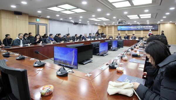 인천경제청이 4일 국회의원회관 제2세미나실에서 김교흥(서구갑, 문체위원장), 배준영(중구강화옹진), 이용우(서구을), 정일영(연수을) 국회의원과 공동으로 ‘인천경제자유구역 콘텐츠산업 유치를 위한 제도개선 토론회’를 진행하고 있다. 사진=인천경제청 제공