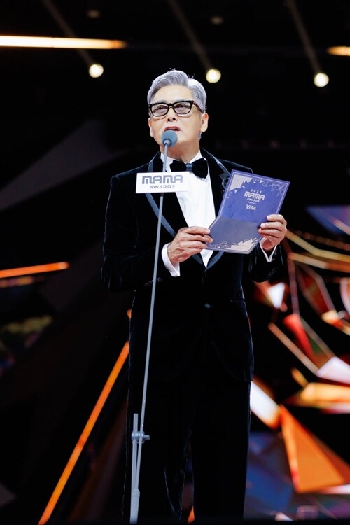 ‘2025 마마 어워즈’에서 저우룬파(주윤발)는 울먹이며 “홍콩 화재 참사 희생자를 애도하는 마음으로 모두 일어나 묵념해 주시기 바란다”고 요청했다. 사진=CJ ENM 제공