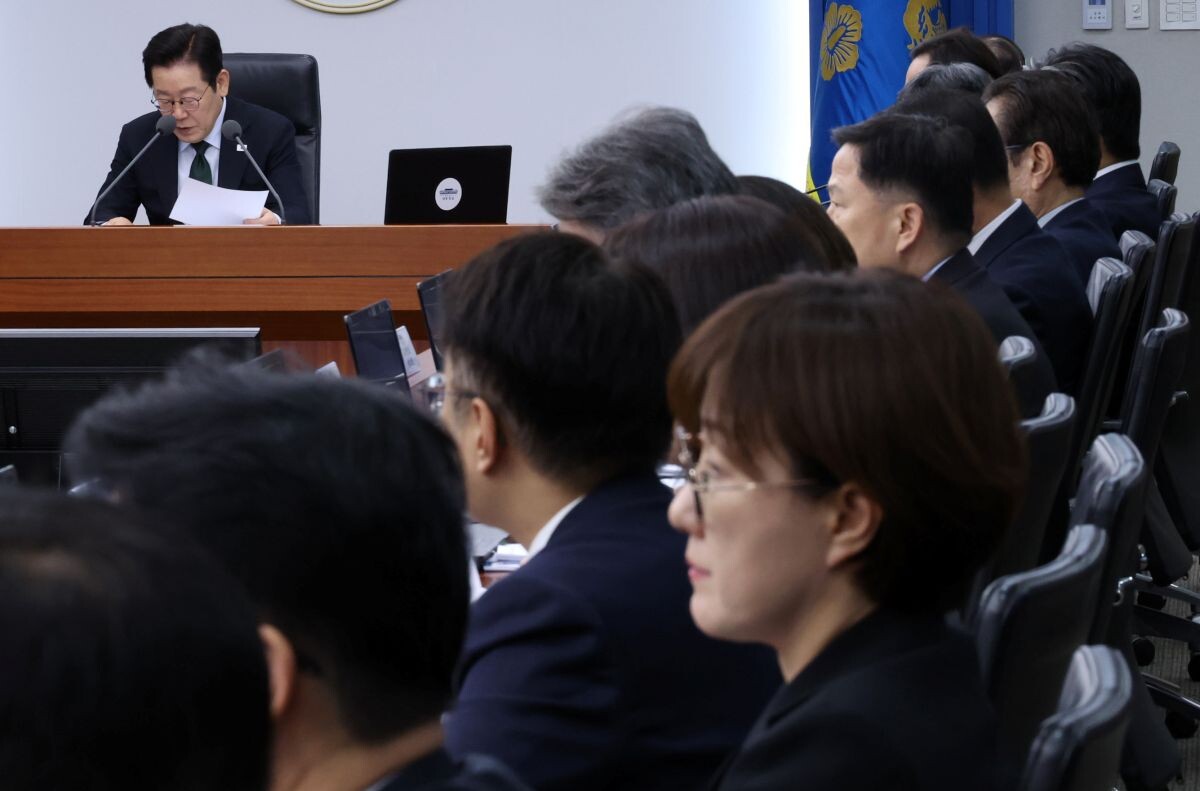 김현지 제1부속실장이 지난 10월 13일 용산 대통령실에서 열린 수석보좌관회의에서 이재명 대통령 발언을 듣고 있다. 사진=연합뉴스