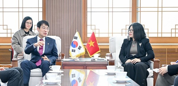 5일 대구시 산격청사에서 김정기 대구시장 권한대행과 도안 프엉 란 주부산 베트남 총영사가 교류협력 방안을 논의하고 있다. 사진=대구시 제공