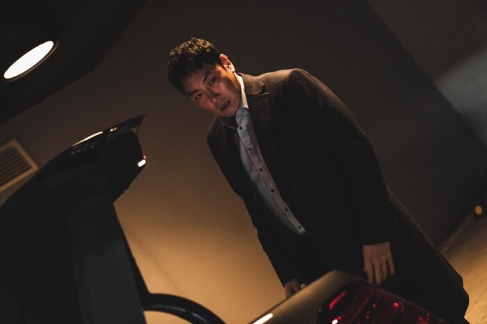 조진웅의 소속사는 과거 범죄 이력 관련 의혹을 대부분 인정하면서도 성폭행 관련한 행위에 대해서는 부인했다. 사진=영화 ‘경관의 피’ 홍보 스틸 컷