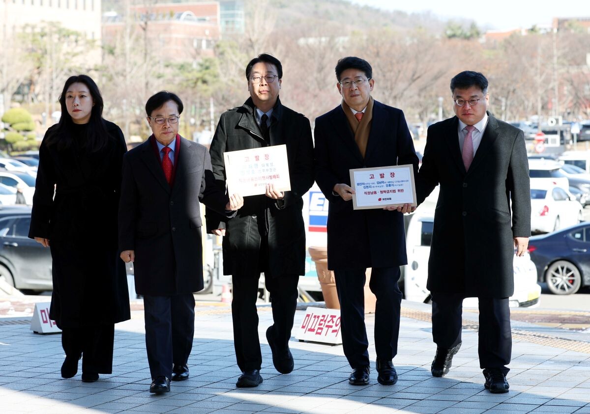 곽규택 법률자문위원장(가운데)가 8일 경기 과천 공수처 민원실에 이재명 대통령 등을 고발하기 위해 고발장을 들고 이동하고 있다. 사진=연합뉴스