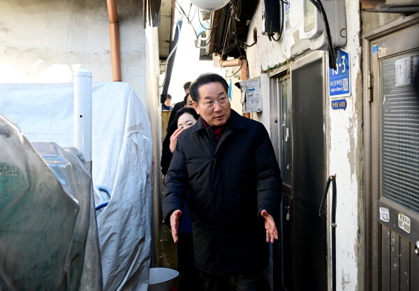 유정복 인천광역시장이 8일 동구 쪽방촌을 찾아 한파 대비 현장을 점검하고 있다. 사진=인천시 제공