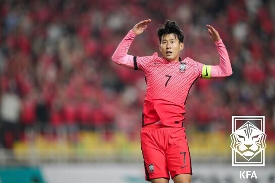 축구선수 손흥민의 전 소속사 대표가 "손흥민에 대한 전속 계약권을 갖고 있다"고 허위로 홍보해 회사를 매각한 혐의로 고소당했다. 사진=KFA 제공