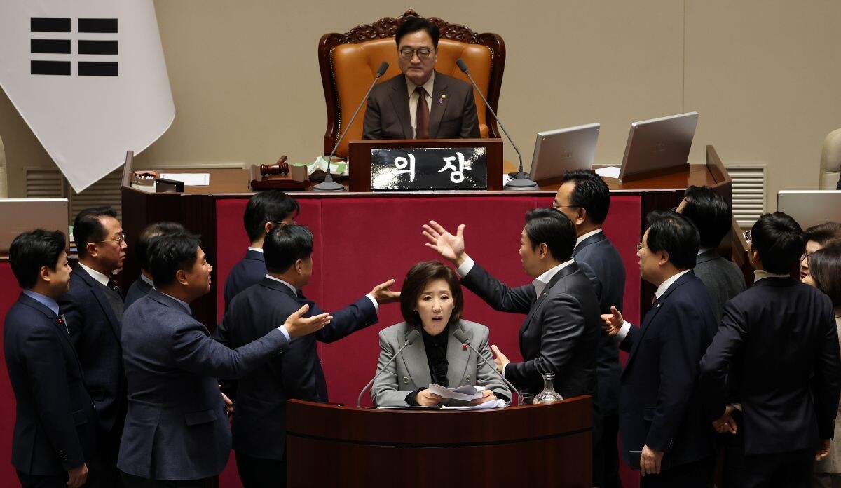 9일 국회 본회의에서 나경원 의원이 ‘가맹사업법 개정안’에 대해 무제한 토론하는 가운데 여야 의원들이 발언대에서 신경전을 이어가고 있다. 사진=연합뉴스
