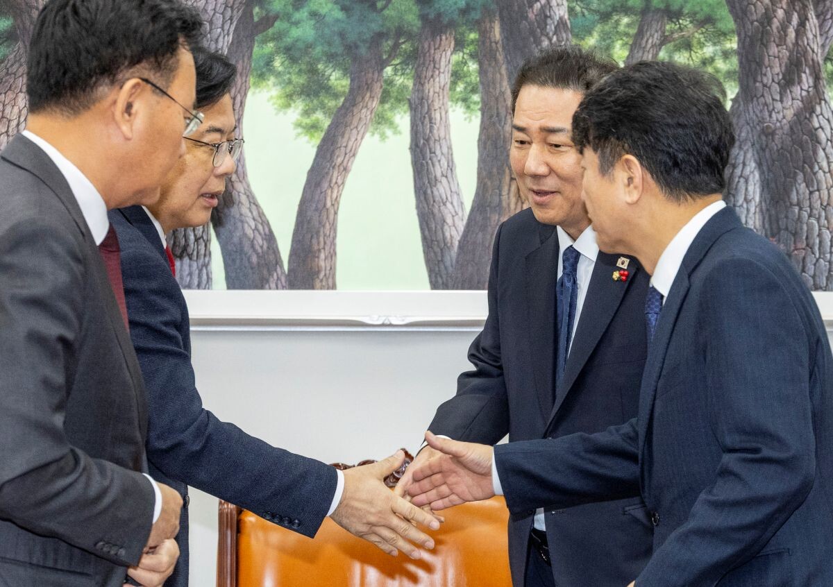 여야 원내 지도부가 12월 임시국회 일정과 본회의 의제 협의를 위해 10일 국회에서 만나 악수하고 있다. 사진=연합뉴스