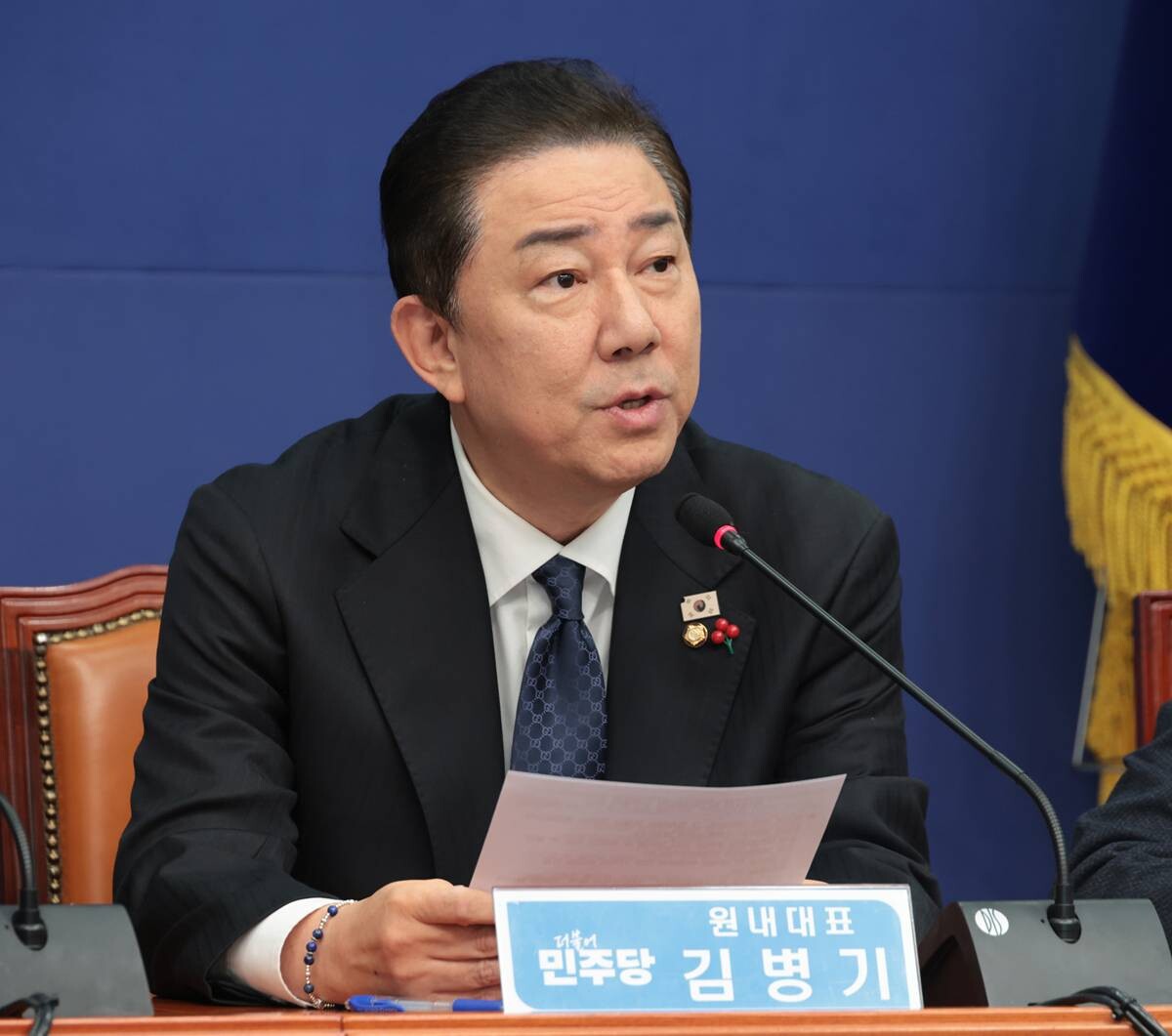 5일 오전 여의도 국회에서 열린 더불어민주당 최고위원 회의에서 김병기 원내대표가 발언하고 있다. 사진=이종현 기자