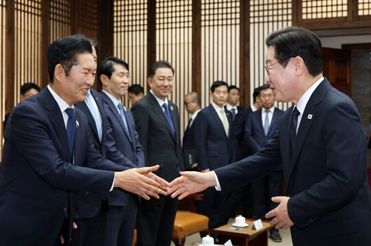시정 연설을 위해 국회를 방문한 이재명 대통령(오른쪽)이 11월 4일 국회의장 접견실에서 열린 환담에서 정청래 대표와 악수하고 있다. 사진=국회사진기자단