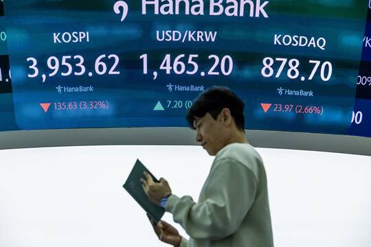서울 중구 하나은행 딜링룸 전광판에 지수가 표시되고 있다. 사진=최준필 기자