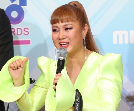 방송인 박나래가 의료기관이 아닌 장소에서 의료 행위를 받았다는 의혹이 제기되는 가운데 온라인에서는 ‘주사 이모’를 찾거나 홍보하는 게시글이 잇따르고 있다. 사진=연합뉴스