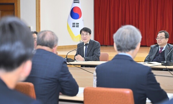 11일 대구 시청에서 열린 간부회의에서 김정기 대구시장 권한대행이 발언을 하고 있다. 사진=대구시 제공