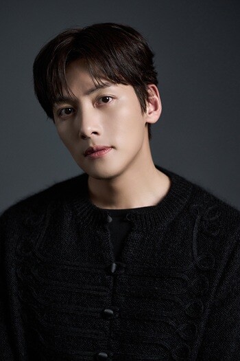 영화 '조작된 도시'의 드라마판 리메이크 작품인 디즈니+ 오리지널 시리즈 '조각도시'에서 배우 지창욱은 억울하게 흉악 범죄에 휘말리게 된 박태중을 연기했다. 사진=월트디즈니 컴퍼니 코리아 제공