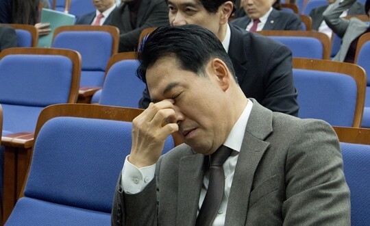 장동혁 대표가 12월 11일 국회에서 열린 국민의힘 의원총회에 참석해 고민에 빠져있다. 사진=이종현 기자
