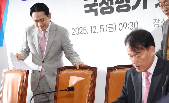 12월 5일 서울 여의도 국회에서 열린 ‘이재명 정권 6개월 국정평가 회의’에서 국민의힘 장동혁 대표가 자리에 앉고 있다. 옆에는 원조 친윤으로 불렸던 3선 중진 윤한홍 의원이 굳은 표정으로 앉아 있다. 사진=연합뉴스