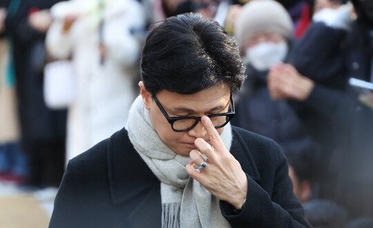 한동훈 국민의힘 전 대표가 12월 3일 서울 여의도 국회도서관 앞 쪽문에서 12·3 비상계엄 1주년 관련 기자회견을 하기 위해 걸어가고 있다. 사진=박은숙 기자