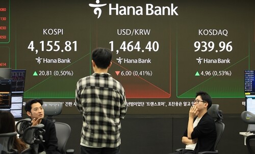 지난 12월 11일 서울 중구 하나은행 본점에서 직원들이 증시와 환율을 모니터하고 있다. 사진=연합뉴스