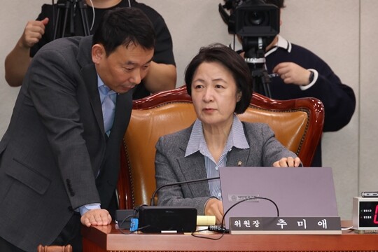국회 법제사법위원회 추미애 위원장이 11월 11일 국회 법제사법위원회 전체회의에서 김용민 더불어민주당 간사와 대화를 나누고 있다. 사진=박은숙 기자