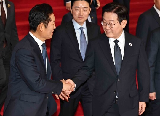 이재명 대통령이 11월 4일 서울 여의도 국회에서 열린 2026년도 예산안 및 기금운용계획안에 대한 정부의 시정연설을 마치고 국회를 나서며 정청래 더불어민주당 대표와 악수하고 있다. 사진=국회사진기자단