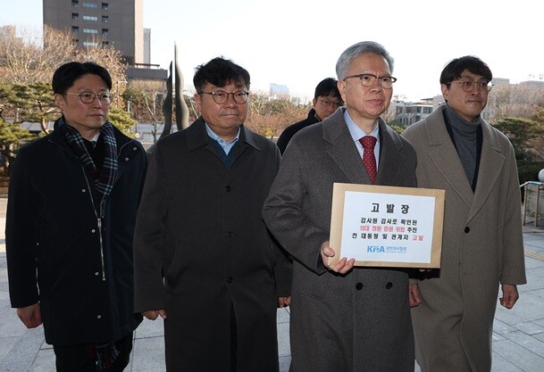 12월 12일 서울 서초구 대검찰청 앞에서 열린 '의대증원 절차 감사원 감사 결과에 따른 전 대통령 등 형사 고발 기자회견'에서 김택우 대한의사협회 회장(왼쪽 세번째)이 고발장을 제출하기 위해 이동하고 있다. 사진 = 연합뉴스