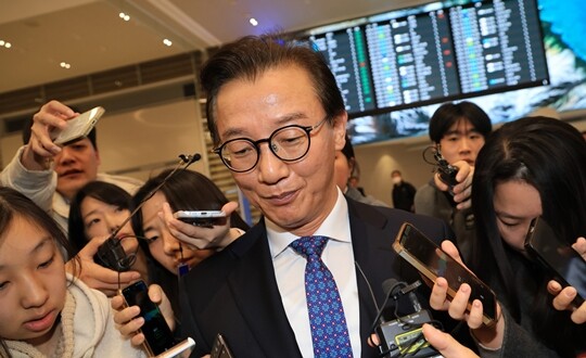 통일교로부터 금품을 수수했다는 의혹을 받는 전재수 해양수산부 장관이 12월 11일 오전 인천국제공항 귀국길에 관련 의혹을 전면 부인하고, 장관직을 내려놓겠다고 밝혔다. 사진=임준선 기자