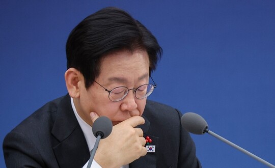 이재명 대통령이 12월 12일 세종시 정부세종컨벤션센터에서 열린 교육부·국가교육위원회·법제처 업무보고에서 자료를 보고 있다. 사진=연합뉴스