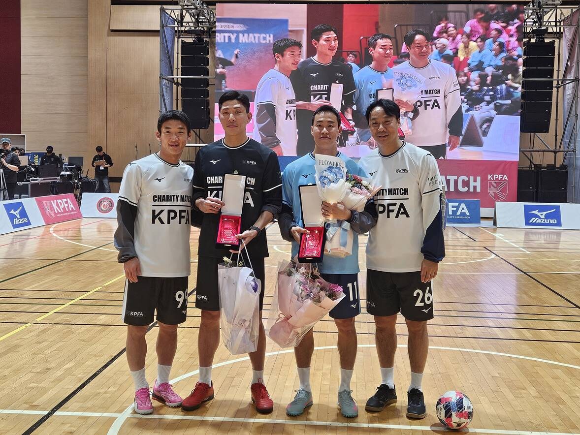 약 15년간의 선수생활을 마무리지은 김경중과 윤영선이 한국프로축구선수협회 자선경기 현장에서 은퇴식을 가졌다. 사진=김상래 기자