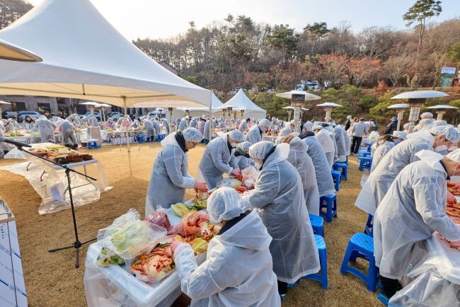  ‘2025 청리움 김장 나눔행사’가 12일 가평군 설악면 청리움 잔디마당에서 열렸다.사진=청리움 제공
