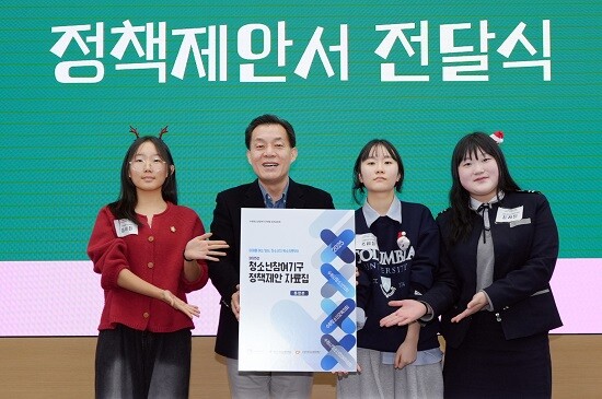 수원청소년참여기구연합 3개 기구 대표 청소년이 이재준 수원특례시장에게 정책 제안자료집을 전달하고 있다. 사진=수원특례시 제공