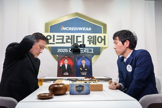 효림 주장 최명훈 9단(왼쪽). 정규리그에서 12승 2패로 이창호 9단(오른쪽)과 공동 다승왕을 차지한 데 이어, 챔피언결정전에서 이창호 9단을 꺾고 팀을 우승으로 이끌었다. 사진=한국기원 제공