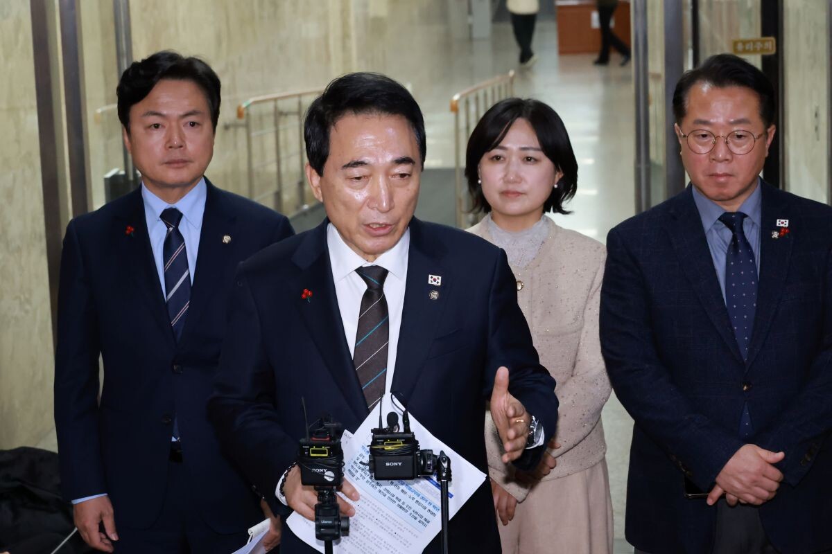 박수현 수석대변인이 16일 국회에서 열린 비공개 의원총회를 마치고 회의 결과를 브리핑하고 있다. 사진=연합뉴스