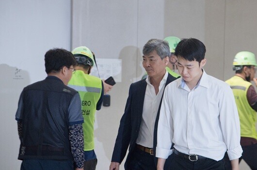 이종호 전 블랙펄인베스트 대표가 2025년 7월 21일 서울 종로구 KT광화문빌딩에 마련된 김건희 특검팀 사무실에 출석하는 모습.  사진 = 이종현 기자