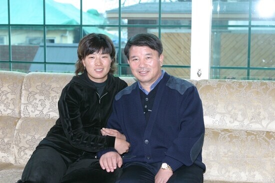 박세리가 직접 나선 기자회견은 고소 경위를 설명하는 동시에 '더 이상 아버지 채무 문제 해결에 나서지 않겠다'는 의지를 표명하는 자리로 받아들여졌다. 사진은 과거 부녀의 단란했던 한 때. 사진=일요신문DB