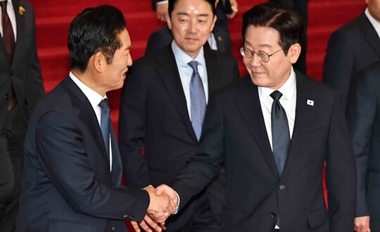 이재명 대통령이 11월 4일 서울 여의도 국회에서 열린 2026년도 예산안 및 기금운용계획안에 대한 정부의 시정연설을 마치고 국회를 나서며 정청래 더불어민주당 대표와 악수하고 있다. 사진=국회사진취재단