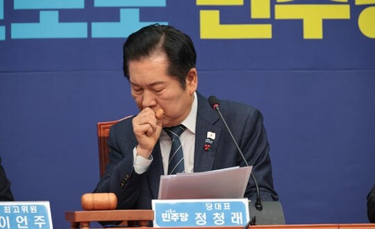 정청래 대표가 12월 15일 국회에서 열린 더불어민주당 최고위원회의에서 모두발언 전 목소리를 다듬고 있다. 사진=이종현 기자