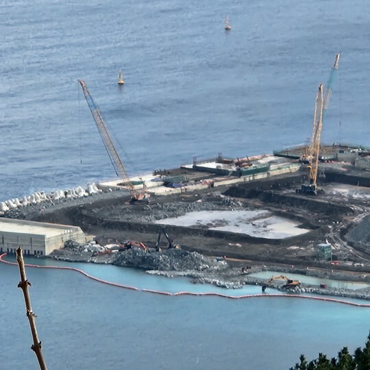 울릉공항 활주로 동쪽 끝 지점 공사가 진행되고 있다. 2025년 12월 중순 기준 활주로 공정률은 약 70%다. 사진=김지영 기자