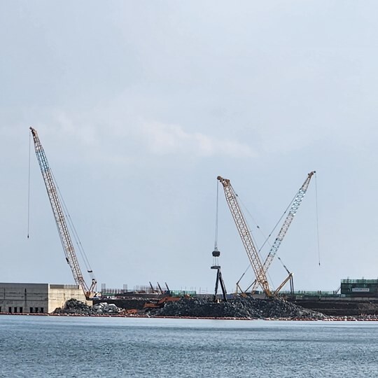 울릉도 사동항에서 건너다 본 울릉공항 공사 현장. 사진=김지영 기자