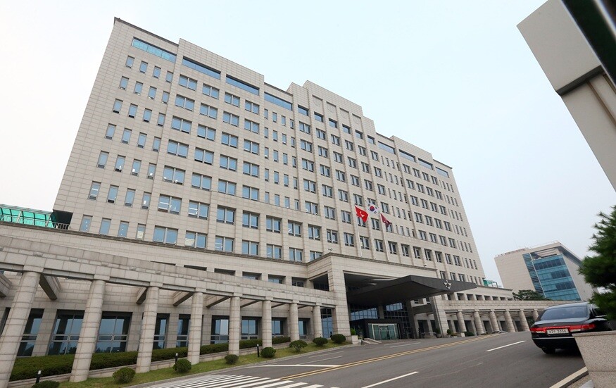 국방부가 군부대 내 마약 반입과 관련해 우정사업본부 우편물집중국에 대한 검사에 나섰다. 국방부 청사 외관. 사진 = 연합뉴스