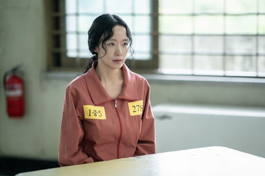 유독 '뽀샤시'하게 나온 교도소 신은 이정효 감독이 특별히 연출한 것으로 알려졌다. 사진=넷플릭스 '자백의 대가' 스틸컷