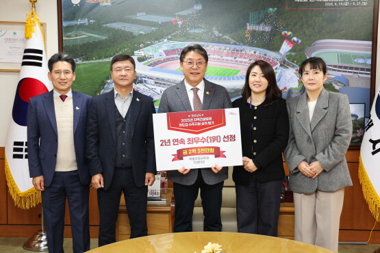 지역건설업체 수주지원 평가 1위 달성 기념촬영 모습. 사진=김해시 제공