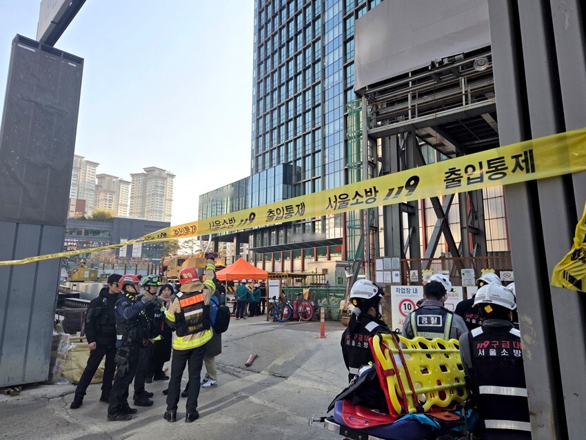 12월 18일 오후 1시 22분쯤 신안산선 복선전철 70m 깊이의 지하 공사 현장에서 낙하한 철근에 맞아 50대 남성 1명이 숨지고 2명이 다쳤다. 사진=연합뉴스