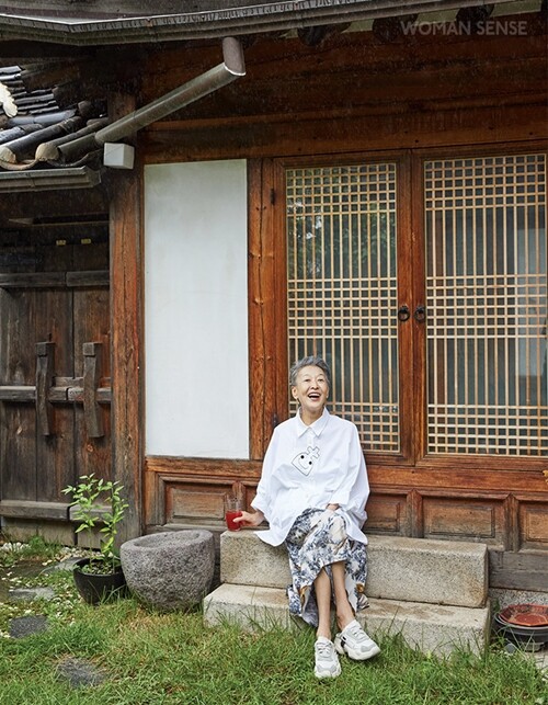 ‘우먼센스’ 인터뷰에서 윤석화는 “누구나 나답게 살고 나답게 죽을 권리가 있다. 그러려면 병에 갇히지 말아야 한다”고 말했다. 사진=우먼센스