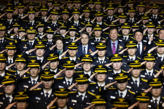 경기도 소방공무원 임용식에서 김동연 지사가 대원들과 함께 경례를 하고 있다. 사진=경기도