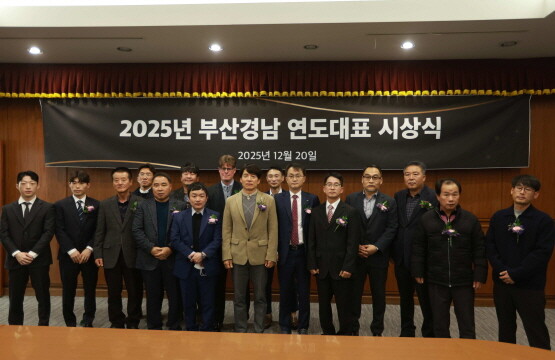 ‘2025 부산경남 경마 연도대표 시상식’ 기념촬영 모습. 사진=렛츠런파크 부산경남