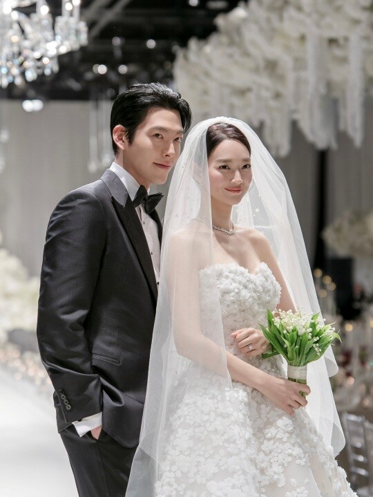 12월 22일 소속사 에이엠엔터테인먼트는 지난 20일 오후  7시 서울 중구 신라호텔 다이너스티홀에서 열린 신민아와 김우빈 웨딩 본식 사진을 공개했다. 사진=에이엠엔터테인먼트 제공