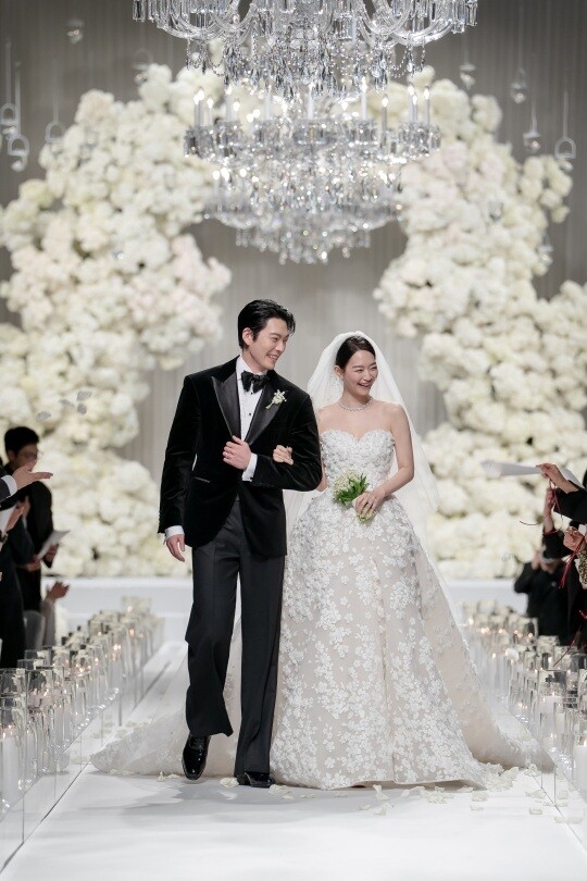 배우 신민아, 김우빈의 웨딩 본식 포토. 사진=에이엠엔터테인먼트 제공